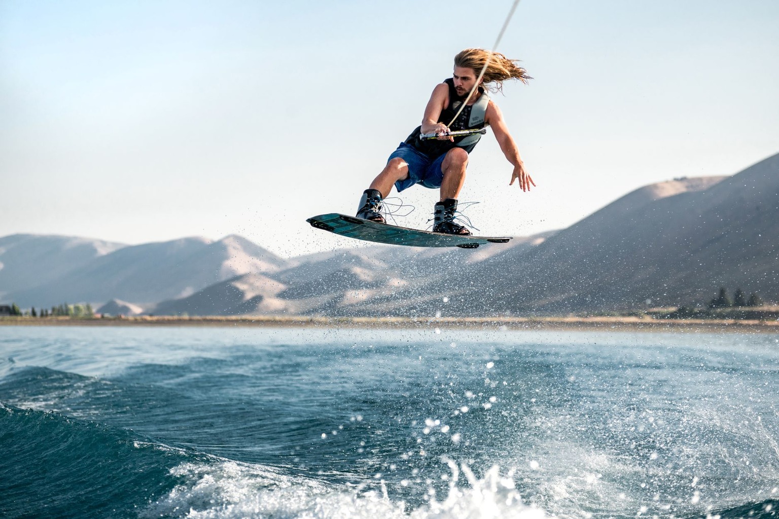 Esportes aquáticos radicais: onde praticar wakeboard em águas cristalinas