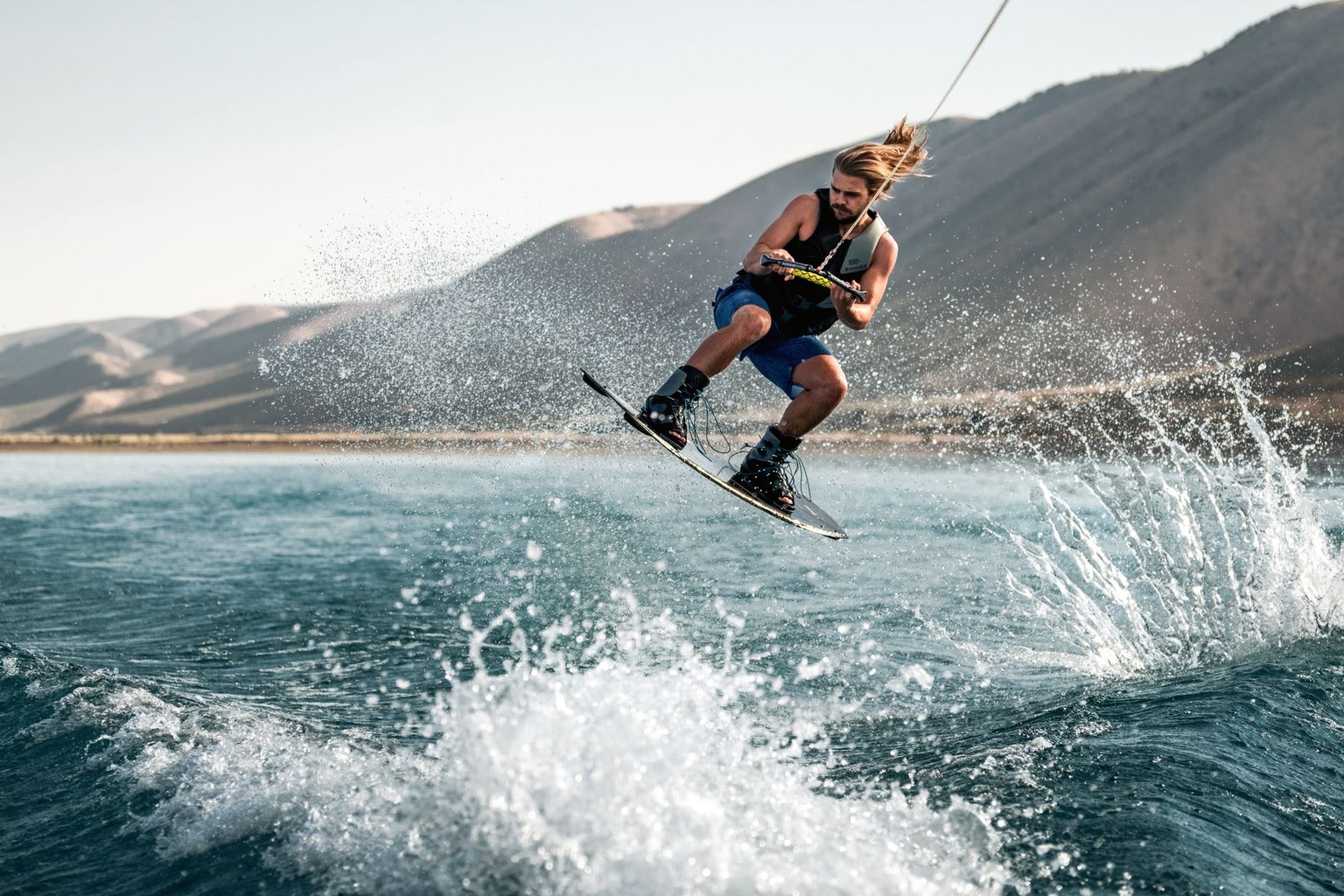Esportes aquáticos radicais: onde praticar wakeboard em águas cristalinas — Rio de Janeiro: aventura urbana com vista pa Esportes aquáticos radicais: onde praticar wakeboard em águas cristalinas — Rio de Janeiro: aventura urbana com vista pa