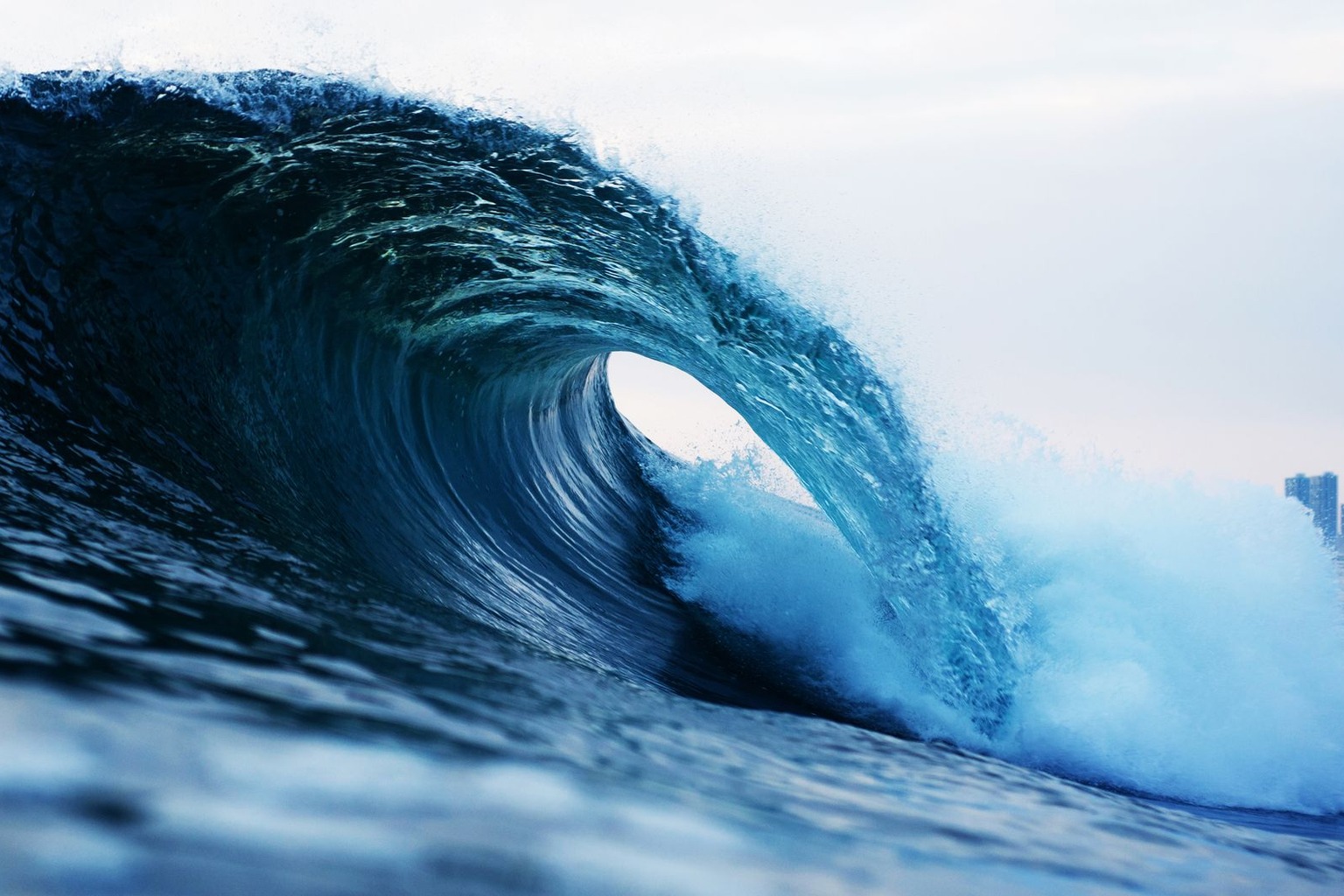 Surf de ondas gigantes: onde encontrar as melhores praias para esse esporte