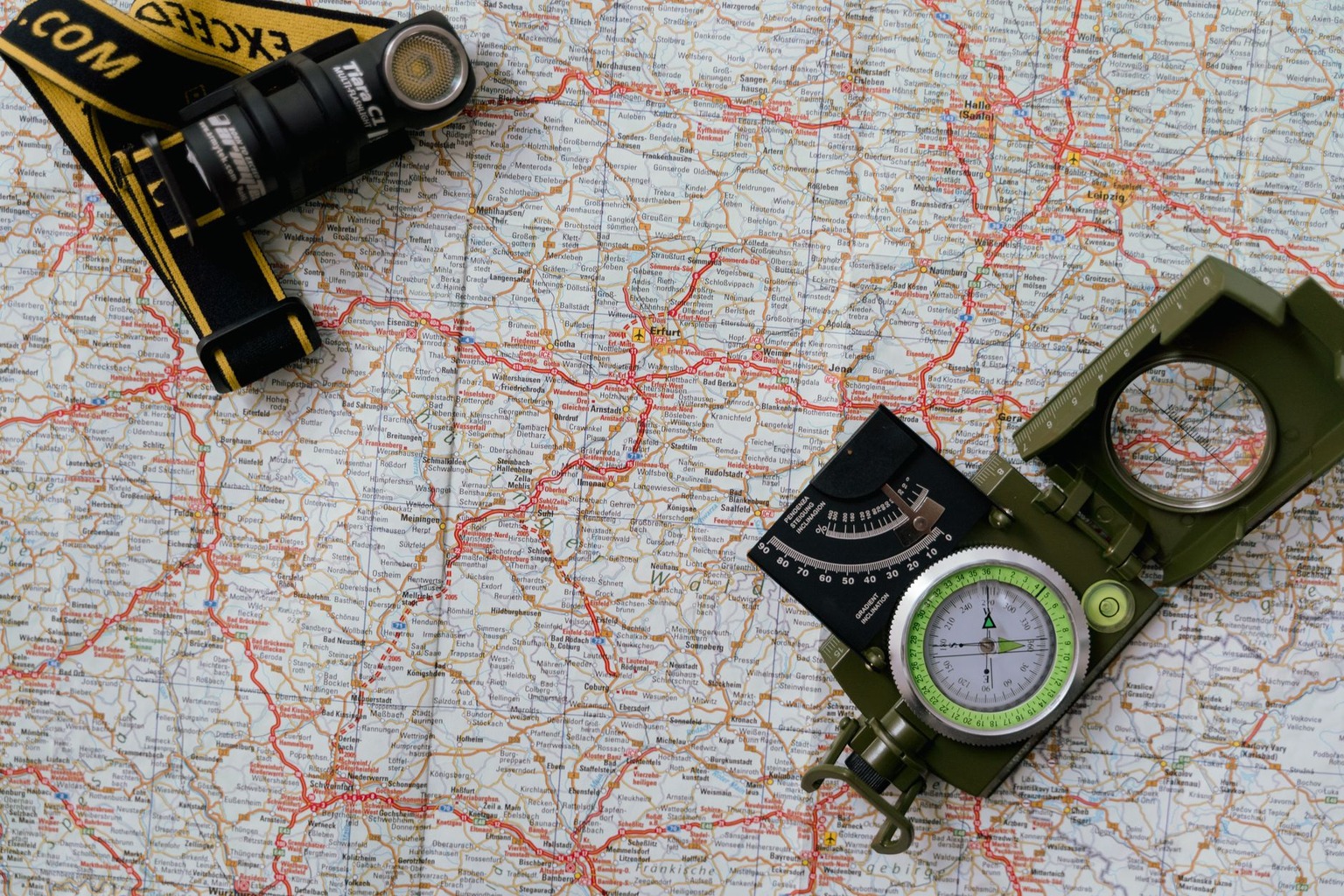 Trekking noturno: como planejar uma trilha segura com pouco luz — Condicionamento físico e preparo para percursos noturn Trekking noturno: como planejar uma trilha segura com pouco luz — Condicionamento físico e preparo para percursos noturn